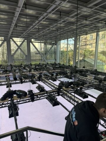 Technicien AES pendant le montage d'un grill lumière suspendu